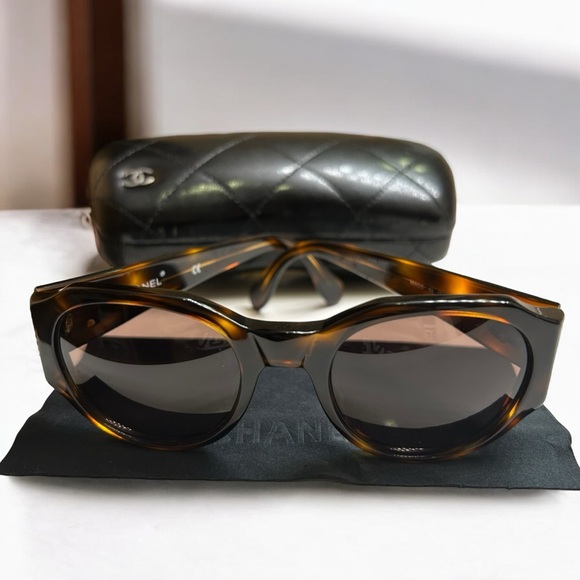 CHANEL Vintage Tortoise Shell Sunglasses with Quilted Case & Cloth 04151 91235 - Picture 6 of 7